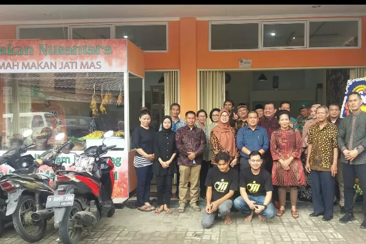 Pebisnis kuliner asal Gunung Kidul, Yogyakarta, Kasmanto (dua dari kanan) membuka resto dengan menu ayam ingkung di kawasan Cinere, Kota Depok, Jawa Barat. (G. Windarto)