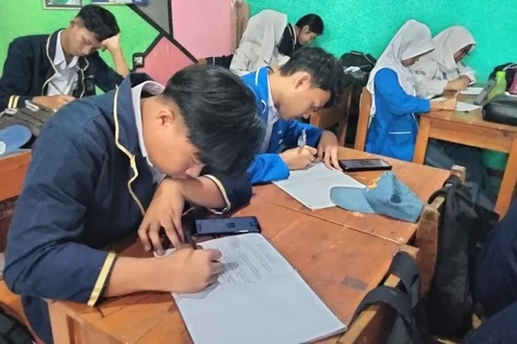 Siswa kelas 11 SMK Pasundan 3 Kota Cimahi saat mengerjakan tugas Menilai Karya Melalui Resensi. (Alur Informasi/Joko Widodo/Istimewa)