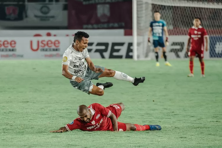 Aksi pemain Bali United Hendra Bayauw Di laga kontra Persis Solo pada putaran pertama (Bali United)