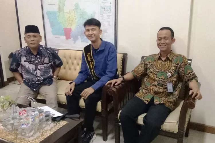 GUYUB : Muhammad Hasan Abdilah bertemu Camat Tapos, Abdul Motolib, dan Lurah Sukatani, David Eko Purnomo.&nbsp; (ANDIKA EKA/RADAR DEPOK)