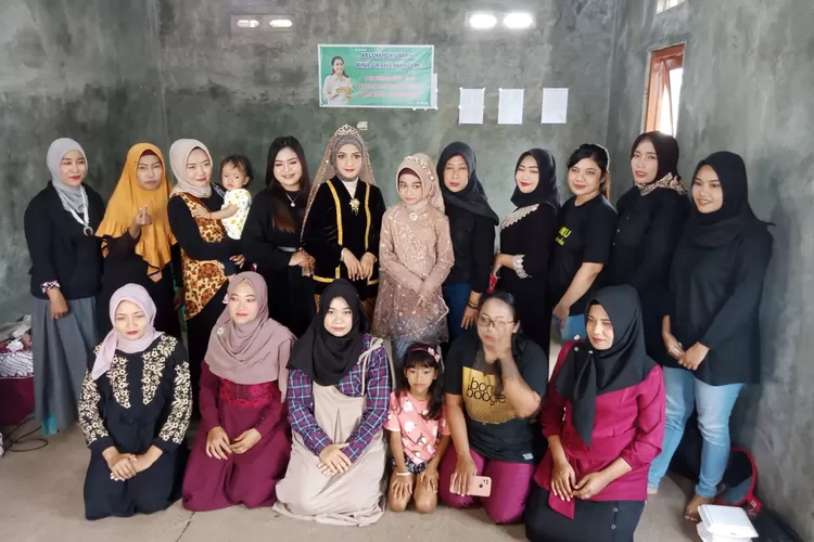 Pelatihan make up ibu-ibu perumahan Graha Raya Sarirejo Kaliwungu, Minggu 26 Februari 2023.  (Edi Prayitno / kontributor Kendal)