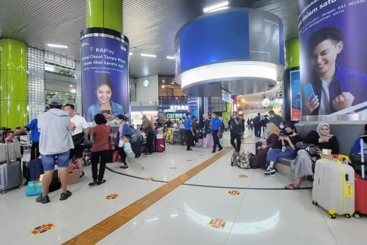 Para Penumpang di Stasiun Gambir (foto PMJ News)