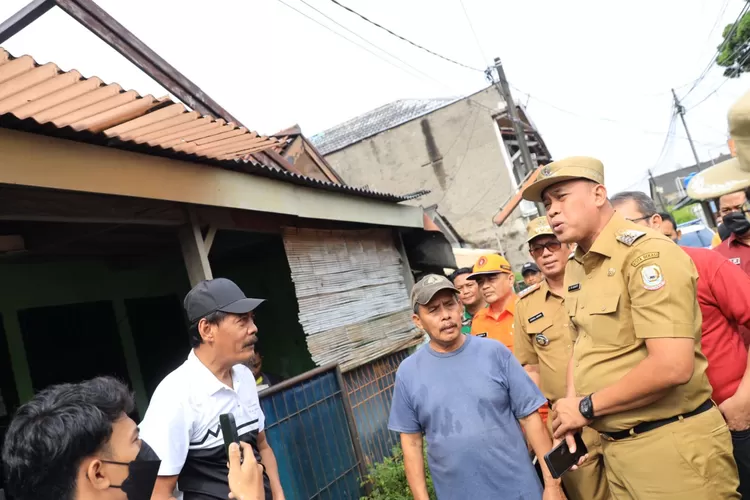 Plt Wali Kota Bekasi Tri Adhianto meninjau rumah rusak akibat angin puting beliung. (Humas Pemkot Bekasi)