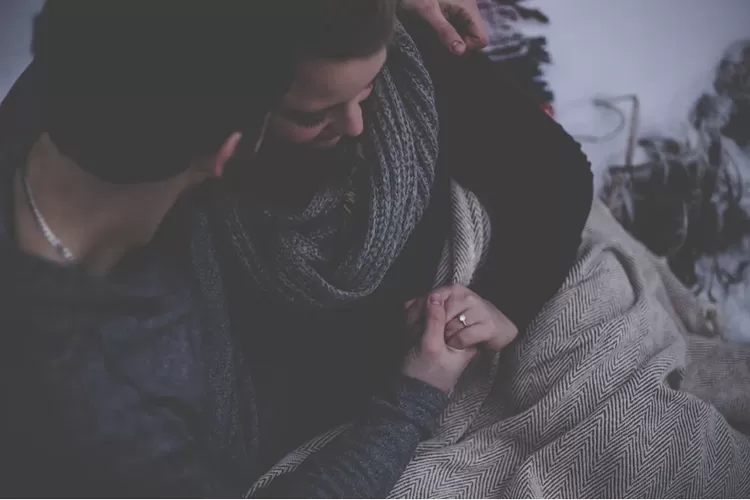 Ilustrasi kegiatan favorit suami pada malam hari (Unsplash/Priscilla Du Preez)