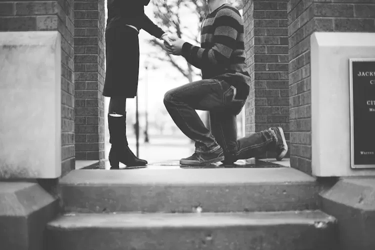 Ilustrasi tips untuk wanita membuat pria agar serius dalam hubungan (Unsplash/Ben White)