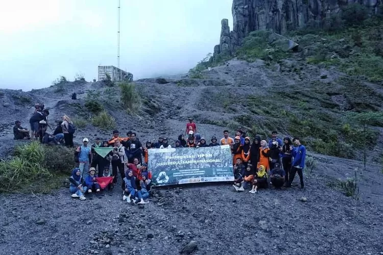 Susuri Jalur Pendakian Gunung Kelud Ratusan Relawan Gelar Aksi Bersihkan Sampah Dan Tanam Pohon