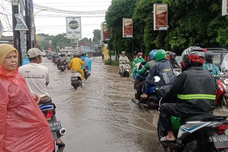 Akses jalan di Komplek Graha Indah Bekasi tergenang banjir  dengan ketinggian  mencapai  30-40 cm. Banyak pengendara yang nekat  menerjang  banjir, Senin (27/2/2023).