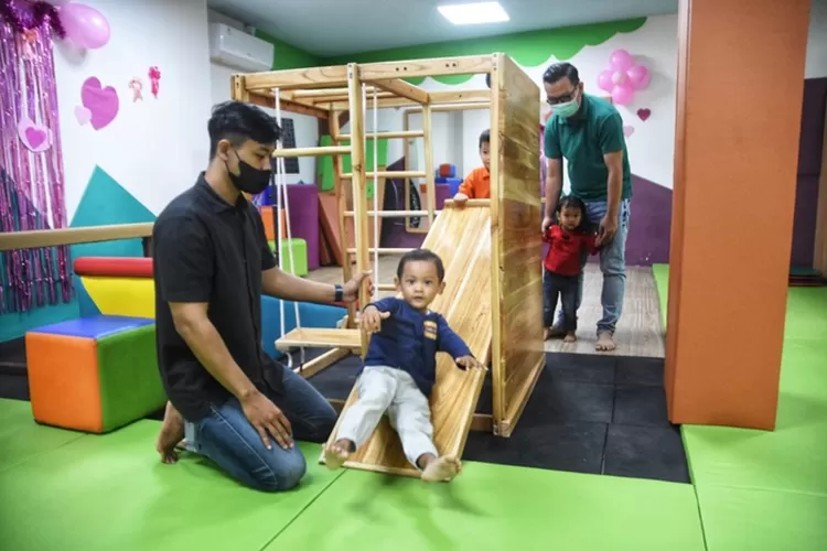 Terapis Keiki Kids Gym saat melayani stimulasi dengan alat peraga pada anak.  (Ayosemarang.com/ Audrian Firhannusa)
