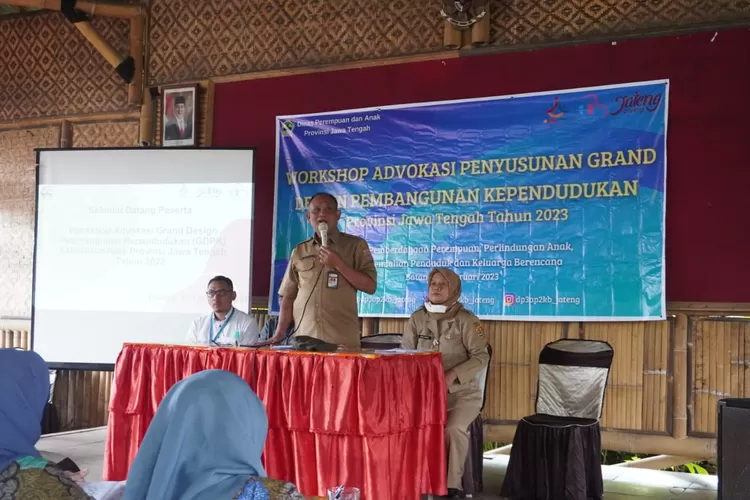 Kepala DP3AP2KB Batang Supriyanto saat membuka kegiatan workshop advokasi penyusunan Grand Design Pembangunan Kependudukan (GDPK) di Rumah Makan Cowek Lonyot, Kecamatan Tulis, Kabupaten Batang, Senin 27 Februari 2023. Foto dok