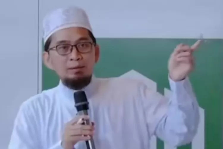 Inilah Sikap Menghadapi Masalah Hidup, Ustadz Adi Hidayat: Tetaplah Berprasangka Baik Kepada Allah (Sumber: tangkap layar TikTok @aswadofficial)