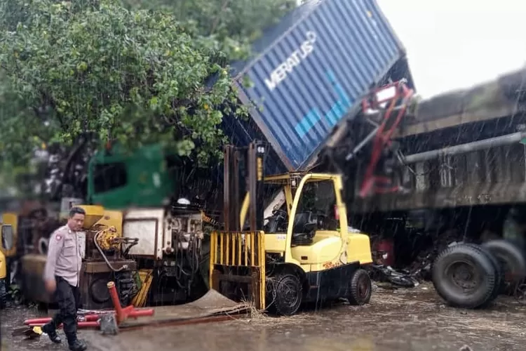 Selip Dan Hantam Sepeda Motor, Satu Truk Kontainer Terjun Dari Flyover ...