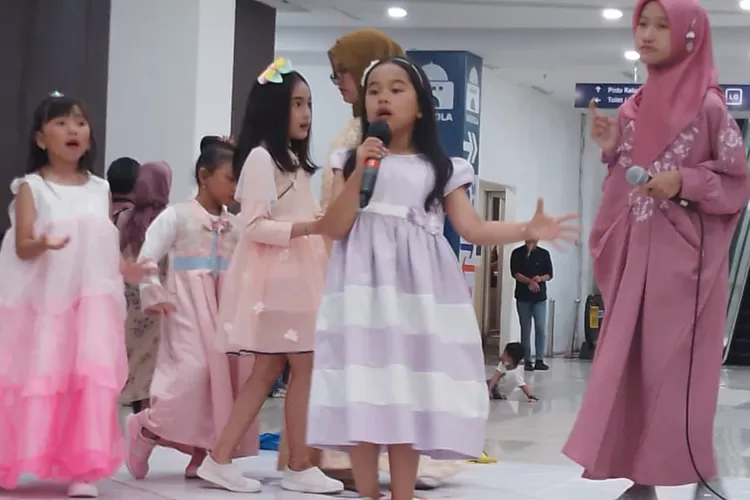 Ratusan seniman dan anak-anak dilibatkan di pentas teater musikal berkaitqn hari kasih sayang (valentine)