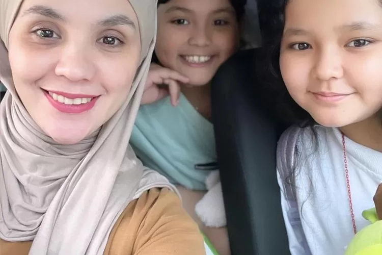 unggahan di Instagram @dhila_bekti membawa seribu tanya,  spekulasi dan prediksi bagi keharmonisan keluar Indra bekti yang baru sembuh dari pendarahan otak