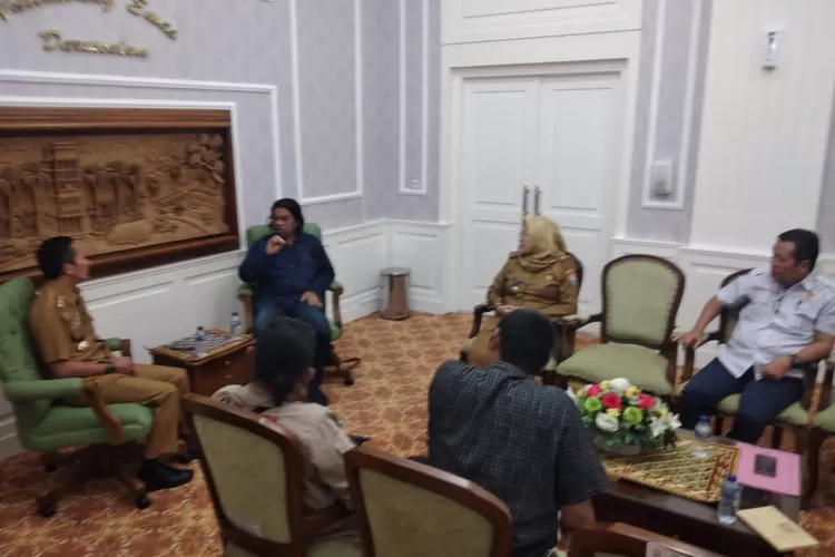 AMPCB diwakili Vebri Al Lintani, Ali Goik, Heri Mastari, Avir, Dudy Oskandar, Mang Dayat memenuhi undangan Sekda Palembang Drs Ratu Dewa Msi untuk berdiskusi terkait permasalahan tersebut, Senin (27/2) di ruang tamu Sekda kota Palembang.