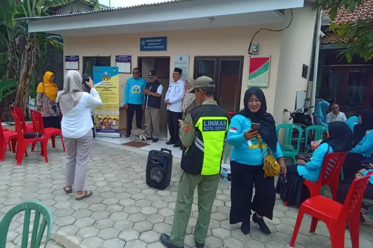 MONITORING : Camat Tapos, Abdul Mutolib pantau lokasi khusus (Lokus) Kampung KB RW1 Kelurahan Jatijajar, Kecamatan Tapos.