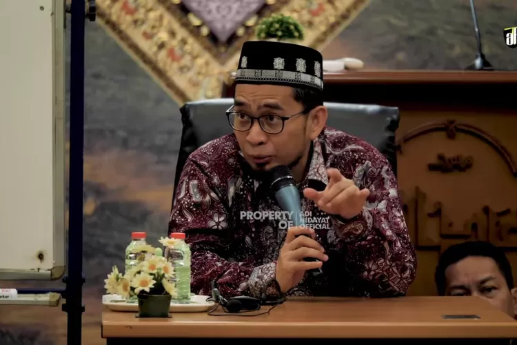 Ustadz Adi Hidayat sebut amalan yang bisa membuat dosa sekeluarga diampuni Allah (YouTube Adi Hidayat Official)