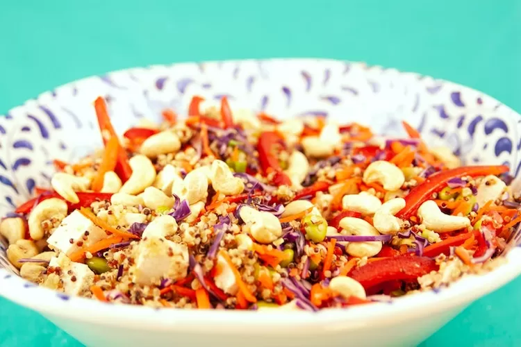 Ilustrasi : salah satu resep makanan yang dapat menurunkan kolesterol, mangkuk tempe quinoa (Pexels /@Karen Laark Boshoff)