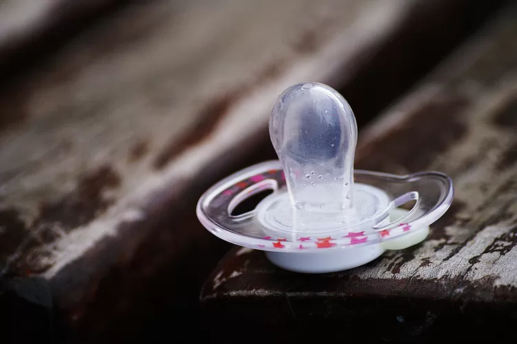 Manfaat dan kerugian penggunaan empeng atau pacifier pada bayi (Gorajuara.com/dok: Pixabay/Franco_A_Guaraldo)