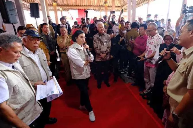 Menteri Keuangan Sri Mulyani saat berbincang dengan penerima ganti untung pembebasan lahan untuk jalan tol Solo-Yogyakarta-Kulon Progo (Endang Kusumastuti)