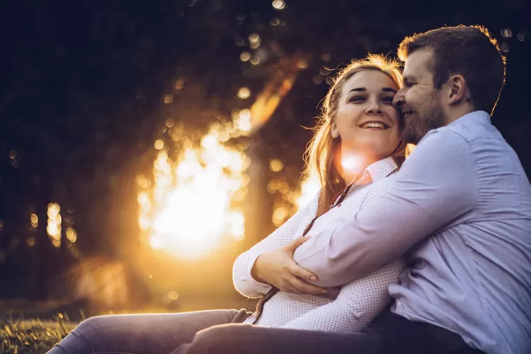 Ilustrasi sentuhan pria yang disukai wanita (Unsplash/ Almos Bechtold)