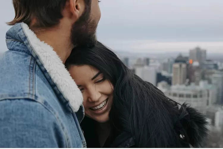 Ilustrasi ciri cowok yang benar-benar sayang sama kamu dan berusaha agar hubungan awet (Unsplash/Lauren Richmond)