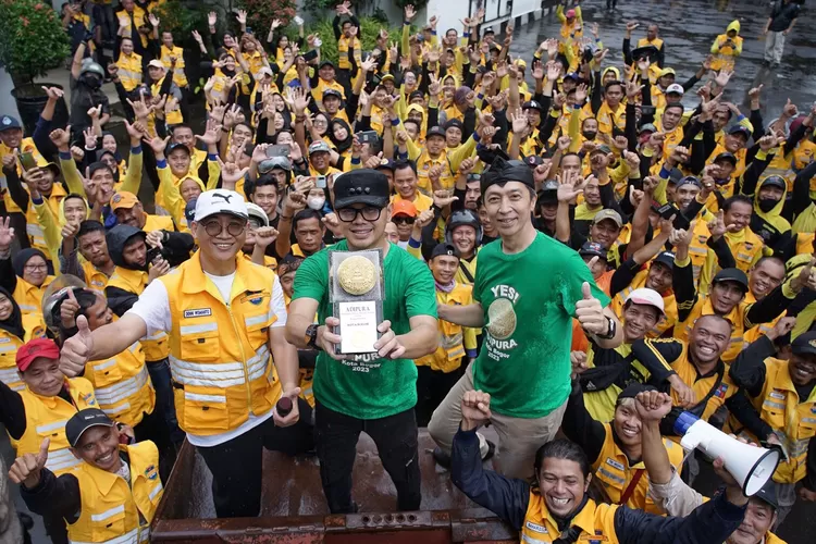 Wali Kota Bogor, Bima Arya memperlihatkan piala Adipura di Lapangan Sempur.
