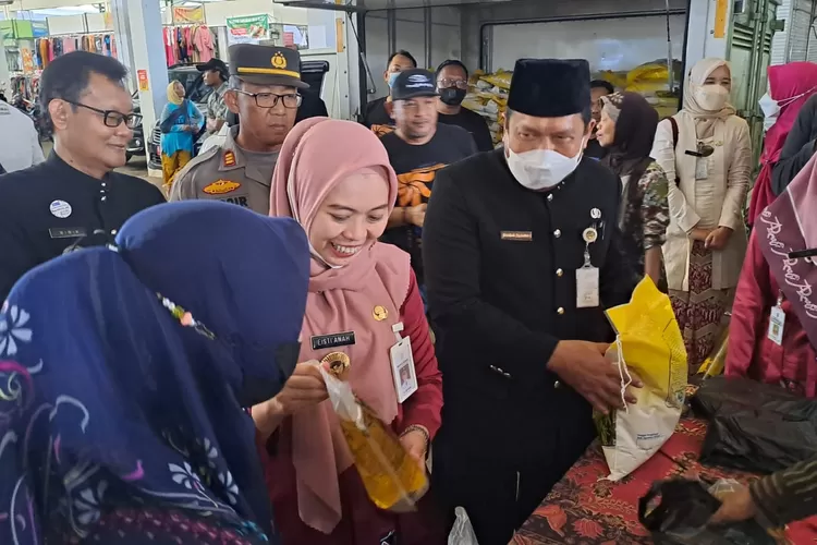 Bupati Demak Eistinah saat sidak ke Pasar Mranggen untuk mengecak kestabilan harga sembako jelang Ramadhan. (Istimewa)