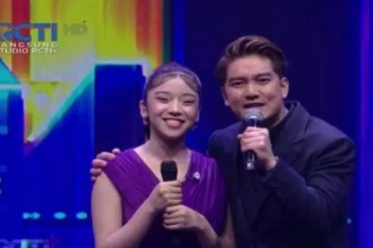 Konstentan Indonesian Idol Anggis bersama host Boy William  (Istimewa )
