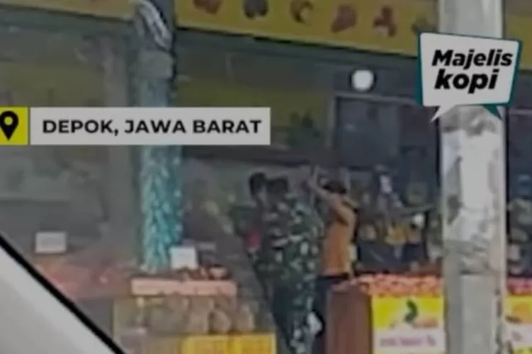 Oknum TNI diduga memukuli seorang pria pegawai toko buah. Insiden kejadian ini diketahui dari video yang diunggah akun instagram milik @majeliskopi08. Selasa (28/2/2023). (Tangkapan layar Instagram @majeliskopi08)