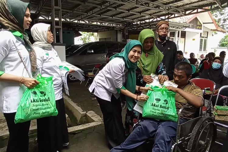 Penyandang disabilitas menerima bantuan sembako yang dibagikan DPD Perempuan Tani HKTI Jawa Tengah bersama Dinas Sosial Kendal, Selasa 28 Februari 2023. (Edi Prayitno/Kontributor Kendal)