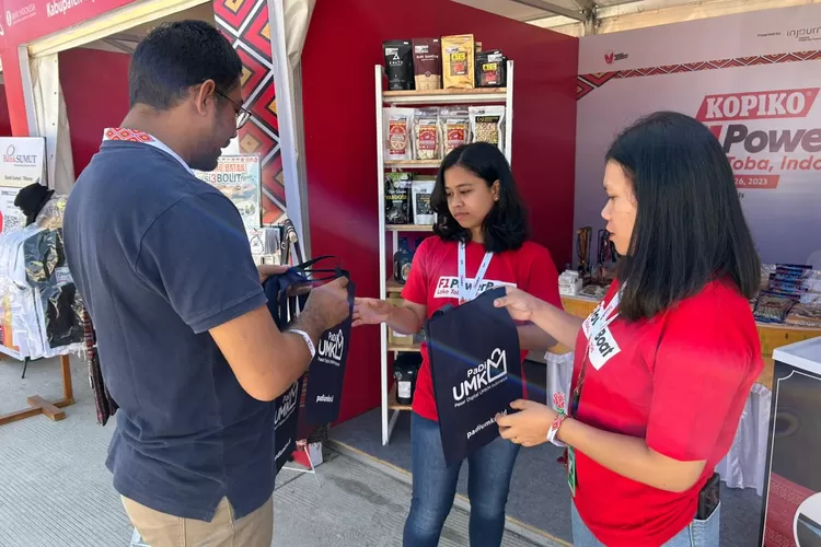 PT Telkom memperkenalkan platform PaDi UMKM dari Leap-Telkom Digital kepada para pelaku UMKM lokal pada ajang F1H2O di Danau Toba, Sumut.  (ayopontianak.com/dok. PT Telkom)