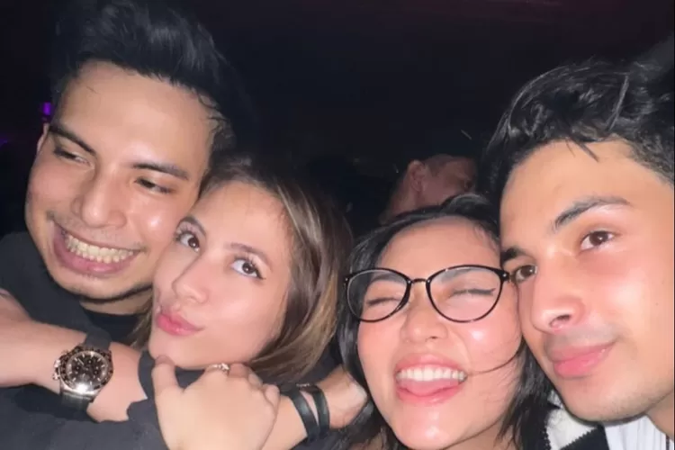 Tersebar Foto Bareng Zara Adhisty, Okin Mantan Suami Rachel Vennya Beri Klarifikasi (Instastory @vickyalaydrus)