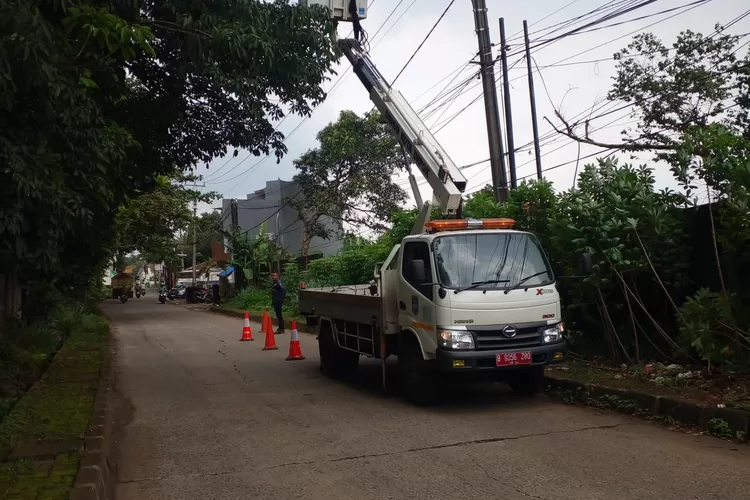 PERBAIKAN : Penerangan Jalan Umum (PJU) diperbaiki di Jalan Raya Tapos, Kecamatan Tapos oleh Dishub Kota Depok.&nbsp; (ANDIKA EKA/RADAR DEPOK)