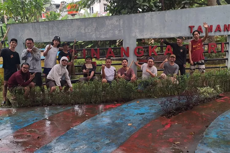 OPSIH : Katar Cinangka saat kerja bakti membersihkan titik lokasinyang kerap dijadikan tempat pembuangan sampah liar di lingkungannya.