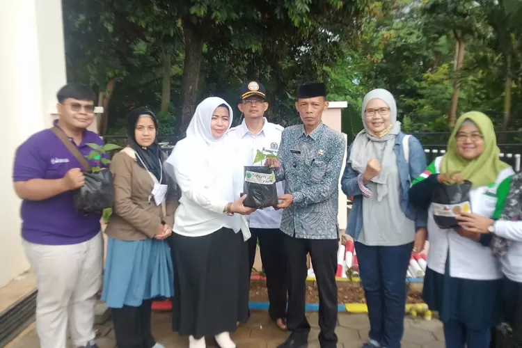 PENYERAHAN : Himpunan Kerukunan Tani Indonesia (HKTI) menyerahkan 1.500  bibit tanaman cabai kepada warga Kelurahan Jatimulya, Kecamatan Cilodong.