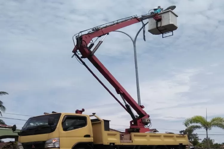 Petugas UPTD AKAL/PJU Kota Pariaman sedang bekerja mengganti lampu konvensional ke PJU di Jalur dua Naras Hilir Kota Pariaman.