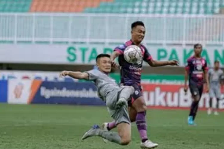 Sho Yamamoto melepaskan tendangan akrobatik ke gawang Sang Sultan Rans Nusantara FC,  dok Persebaya. 