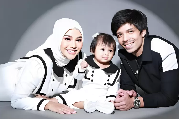 Keluarga Atta Halilintar dan Aurel Hermansyah. (Sumber: Instagram @attahalilintar)