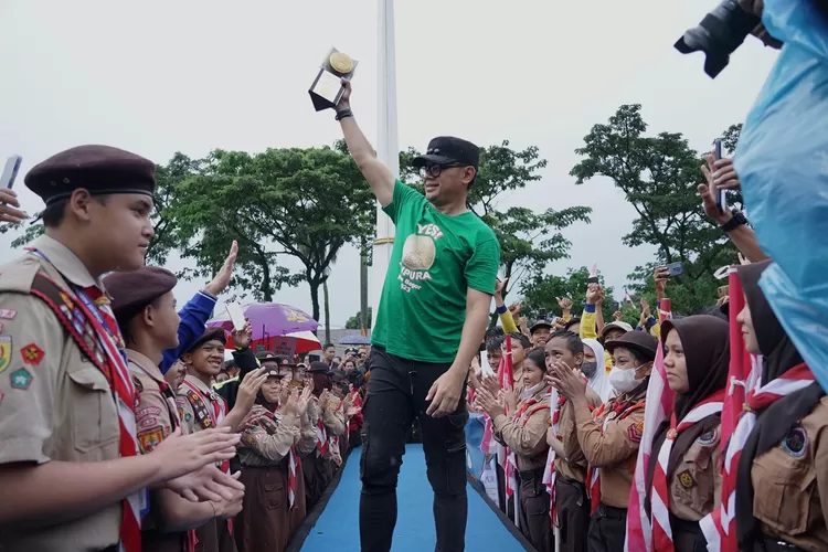 Wali Kota Bogor bersama Piala Adipura di tengah-tengah para pelajar Kota Bogor. (Humas Pemkot Bogor)