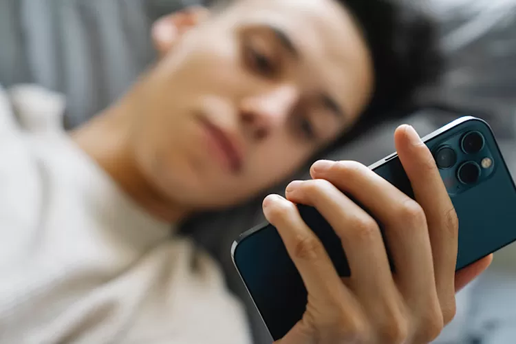 Ilustrasi penyebab mantan masih menghubungi kamu (Pexels/Eren Li)