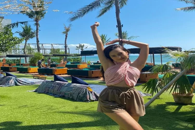 Apa Instagram Beby Tsabina Artis Cantik Yang Baru Lulus Summa Cum