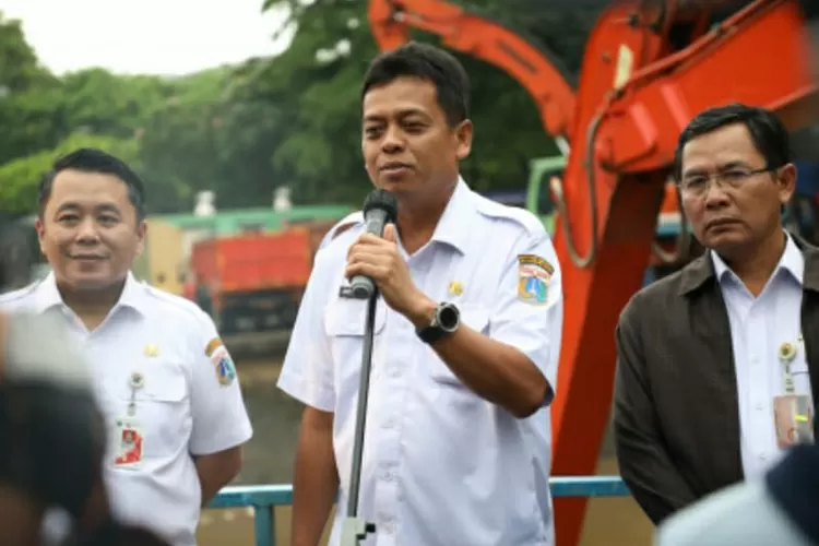 Sekda Pemprov DKI Jakarta Joko  Agus Setyono memberi pengarahan saat meninjau  pintu air Manggarai, Rabu sore (1/3/2023).