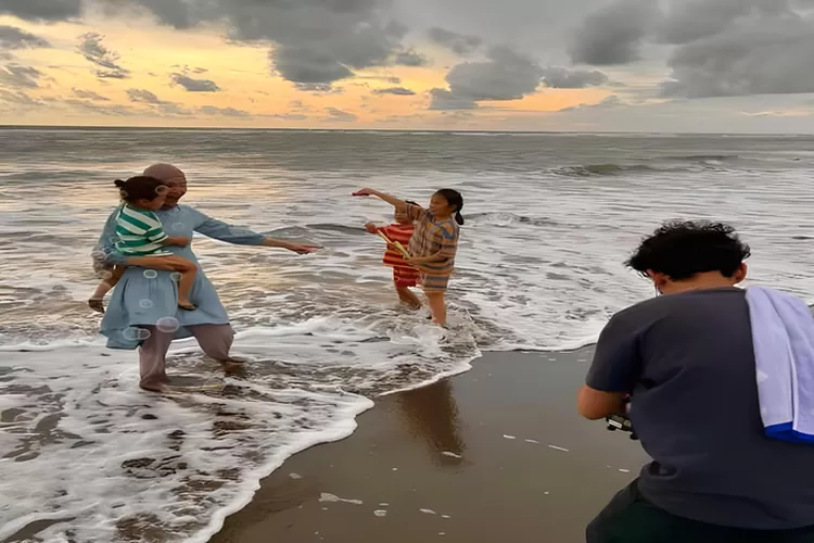 Potret Keluarga Sutradara Kondang Hanung Bramantyo Lagi Liburan Di Pantai Cemara Sewu Yogyakarta