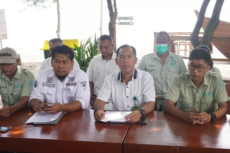Kepala BKSDA Wilayah Pemalang, Heru Sunarto, bersama jajarannya saat memberikan keterangan pers di Safari Beach Jateng.