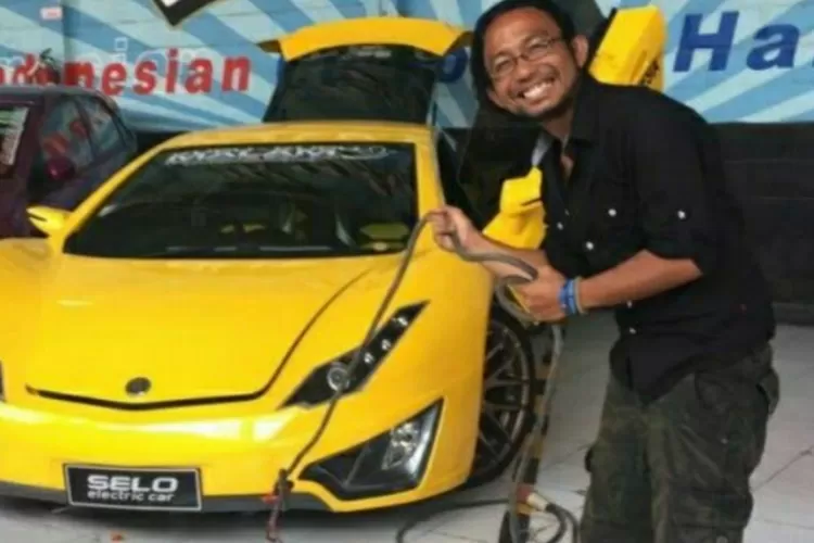 Mobil Listrik hasil karya Ricky Elson  (Panji)