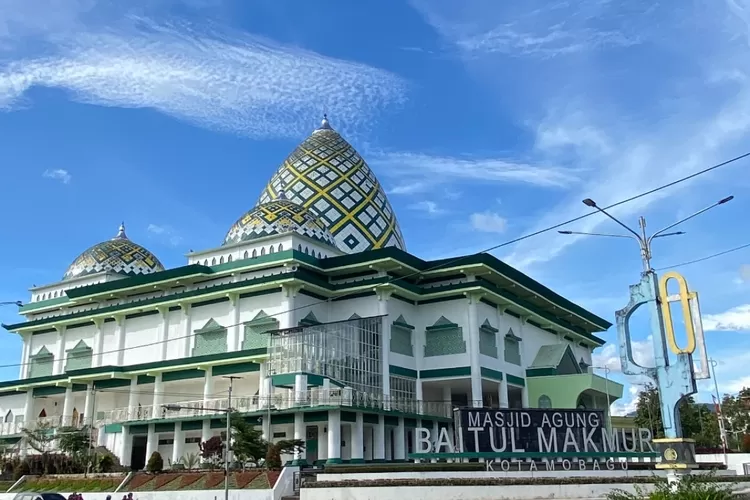 Masjid Agung Baitul Makmur Kotamobagu, terletak di pusat kota, simpang empat berhadapan dengan Polres Kotamobagu dan Taman Kota Kotamobagu (Foto: Koleksi Manadonesia.com)