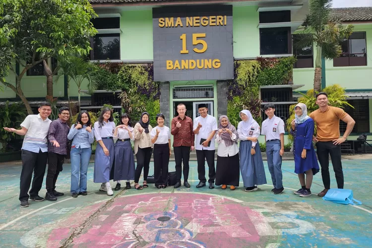 Kunjungan Mr. Wouter Dari Belanda, Apresiasi Siswi SMAN 15 Bandung (GoraJuara.com/dok AKSI)
