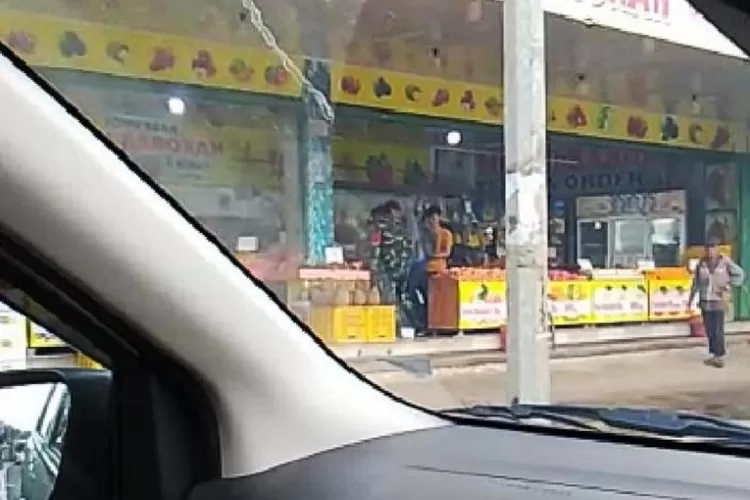 TANGKAPAN LAYAR : Video yang merekam oknum TNI memukuli orang di sebuah toko buah bernama Toko Buah Mughi Barokah 3, Kelurahan Leuwinanggung, Kecamatan Tapos.  (TANGKAPAN LAYAR)