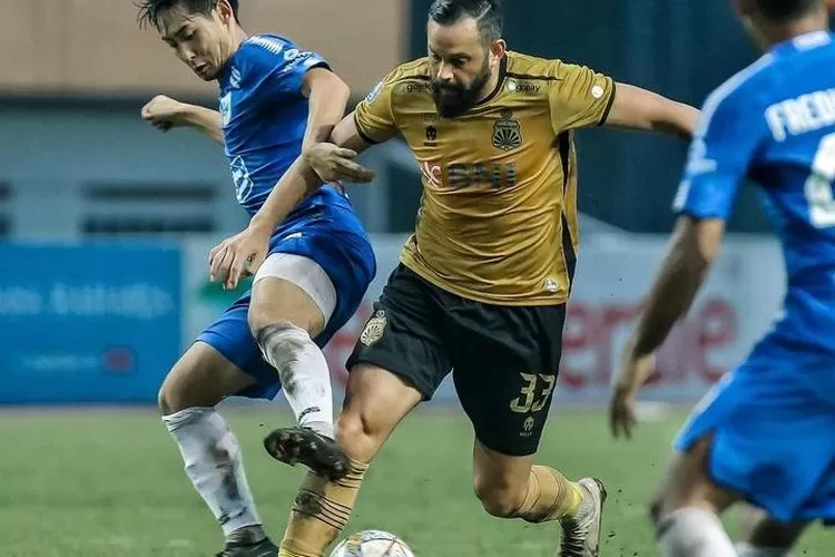 Ryo Fuji berebut bola dengan Mati Mier. PSIS Semarang kalah 2-3 dari Bhayangkara FC.  (PSIS)