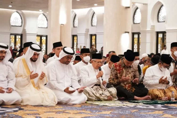 Wakil Presiden Ma'ruf Amin mengikuti salat subuh berjamaah di Masjid Raya Sheikh Zayed Solo sekaligus menandai sudah dibuka untuk masyarakat umum (1/3). (Humas Setwapres)